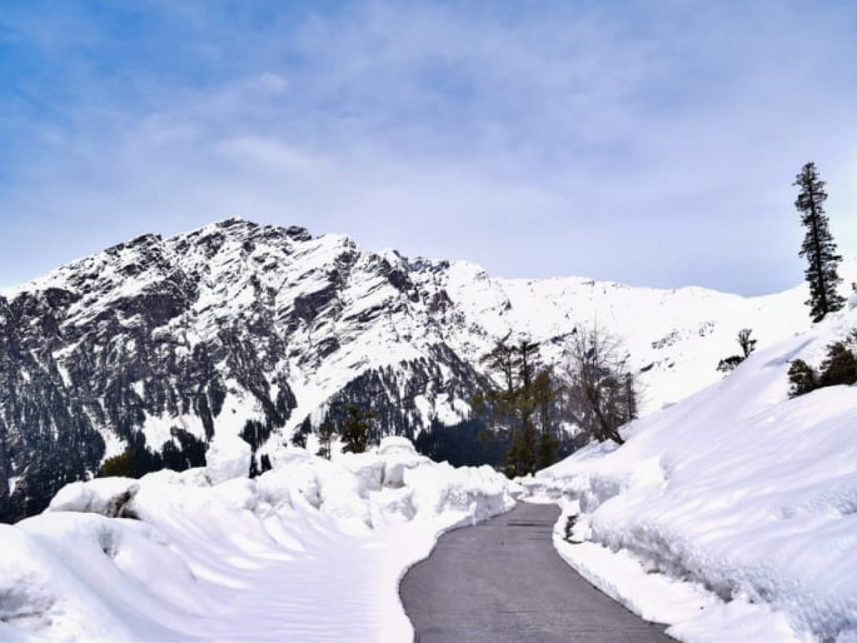 Manali in December, snowy landscapes, winter wonderland, Himalayan views, serene beauty of Manali winter